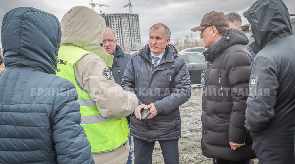 Александр Макаров контролирует строительство нового детского сада