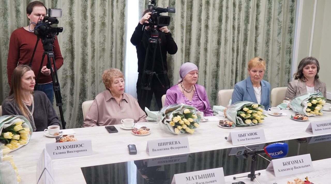 Представители фонда «Защитники Отечества» поздравили с наступающим 8 Марта матерей и вдов Героев