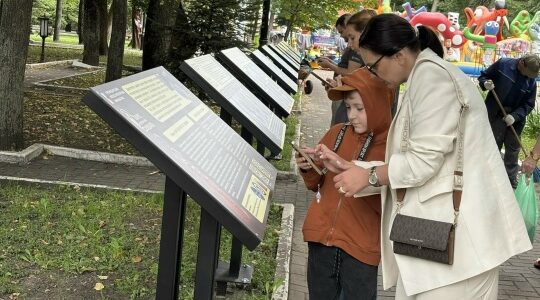 В брянском парке Толстого деревянные скульптуры «заговорили» с посетителями