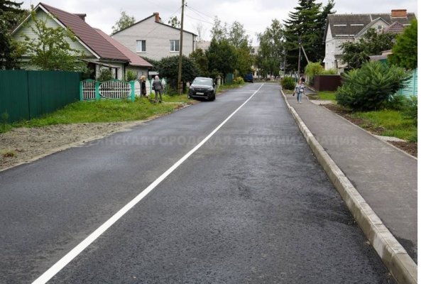 В Брянске к школе №11 и гимназии №2 построили тротуары