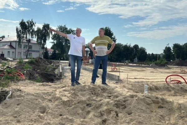 Губернатор Богомаз проинспектировал реконструкцию сквера «40 лет Победы» в Стародубе