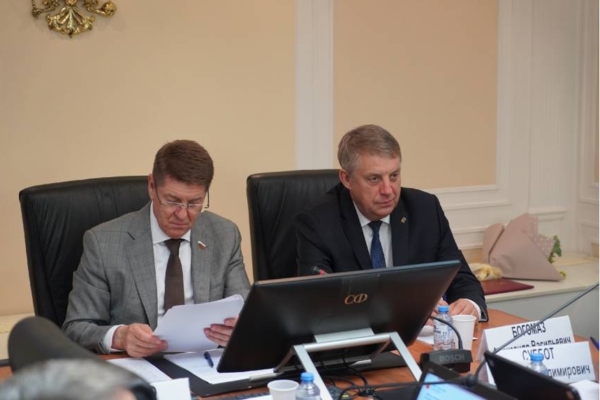 Брянский губернатор Богомаз обсудил развитие строительного комплекса и ЖКХ