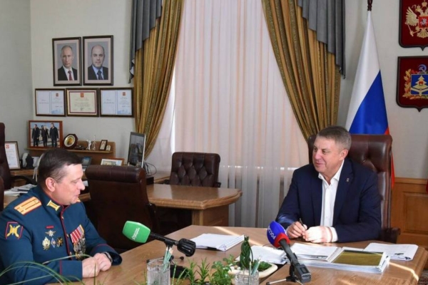 Александр Богомаз встретился с участником программы кадровой переподготовки «Время героев»