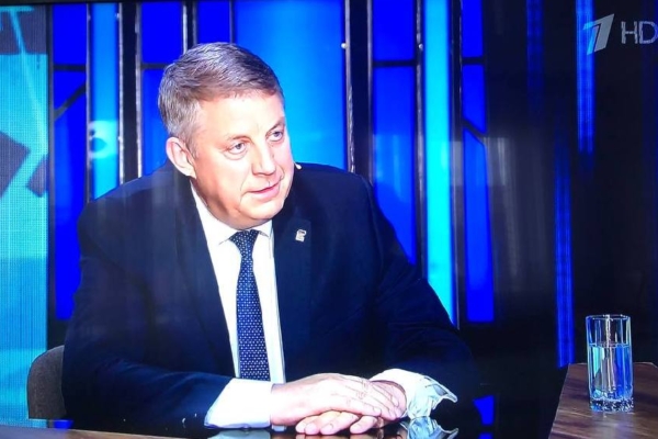 Губернатор Александр Богомаз призвал больше рассказывать детям о подвигах героев страны