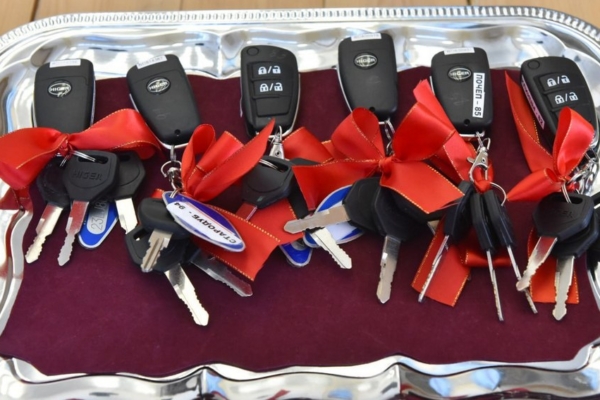 Брянским тренерам вручили ключи от квартир и современных автобусов