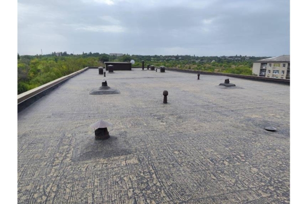 Брянские специалисты закончили ремонт кровли хирургического корпуса больницы в Брянке