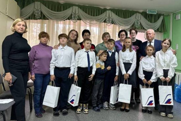 В Брянской области курским школьникам вручили планшеты