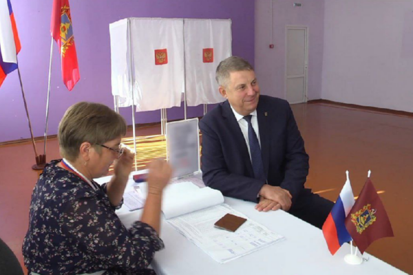 Губернатор Александр Богомаз проголосовал в Брянской области