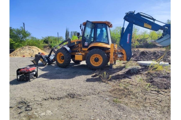 Брянские специалисты прокладывают водопровод в подшефной Брянке