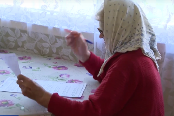 85-летний ветеран труда Выгоничского района проголосовала на дому