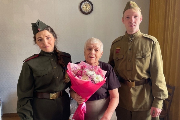 Артисты Брянского драмтеатра исполнили для ветеранов песни военных лет