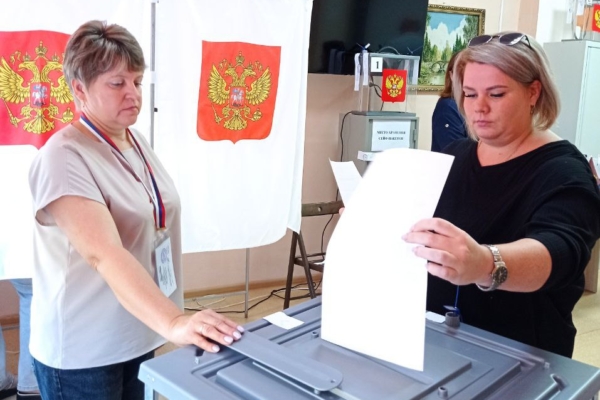 Жительница п. Выгоничи проголосовала первой на одном из избирательных участков