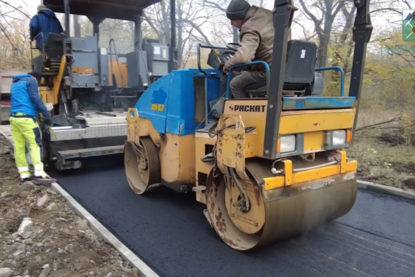 В подшефной Брянке на территории больницы брянские дорожники укладывают асфальт