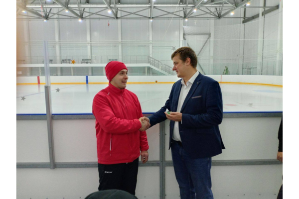 Тренер по хоккею Владислав Щербин из брянского поселка Климово получил квартиру