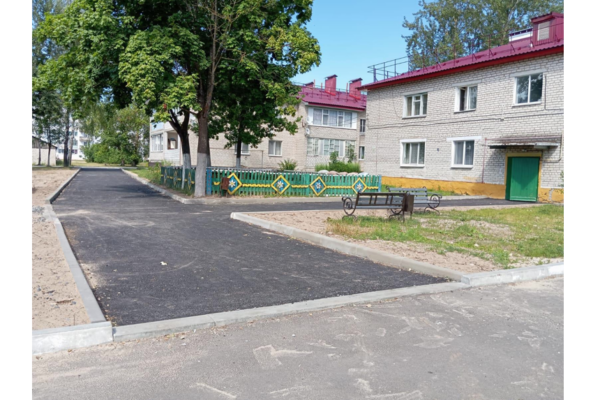 В брянском поселке Чемерна по нацпроекту благоустроили двор по переулку Молодежному