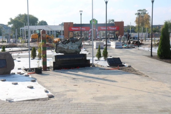 В Стародубе реконструкция сквера «40 лет Победы» выходит на финишную прямую