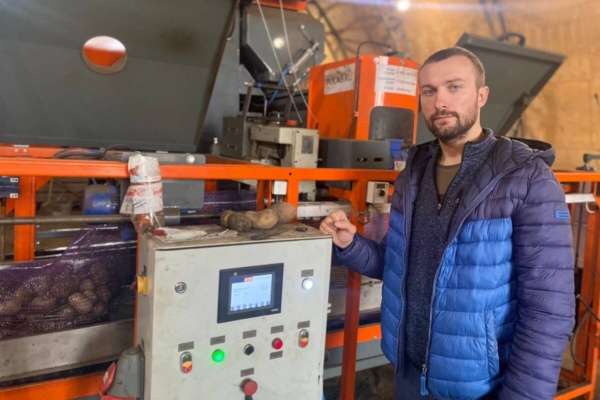 Суземский фермер безвозмездно обеспечил картофелем детские сады района