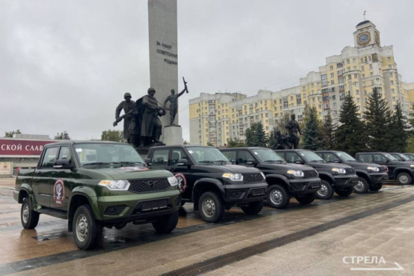 На площади Партизан проходит вручение ключей от новых автомобилей подразделению «БАРС-Брянск»