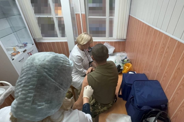 В любое время года и в любую погоду защитникам некогда болеть