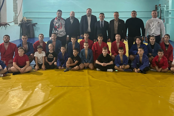 Артём Осипенко провёл открытую тренировку по самбо в школе №41 в Брянске