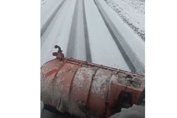 Брянские дорожники приступили к расчистке трасс от снега