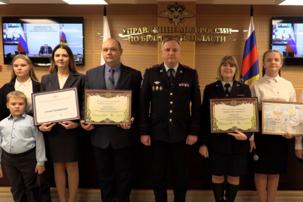 Многодетную семью полицейских из Стародуба наградил Владимир Колокольцев