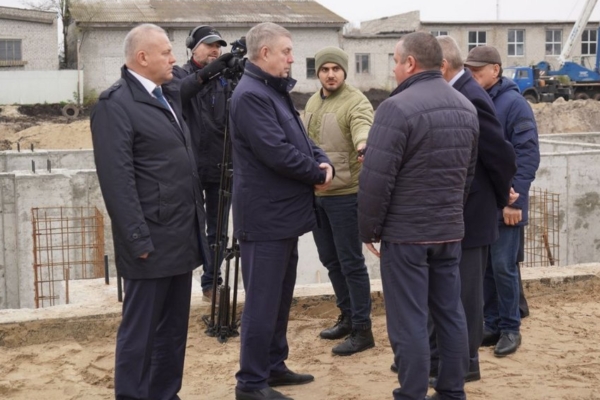 Губернатор Александр Богомаз контролирует строительство социальных и спортивных объектов