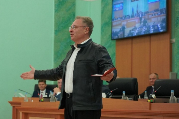 Александр Богомаз поздравил певца и композитора Александра Добронравова с присвоением почетного звания