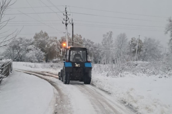 В Выгоничском районе ведется расчистка дорог от снега