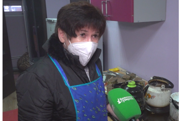 «Все для Победы!»: брянская пенсионерка дома варит блиндажные свечи для бойцов СВО