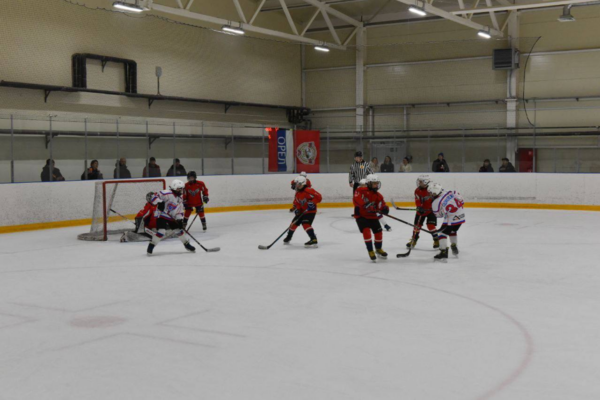 Сразу две ледовые арены Брянска приняли матчи детского первенства региона по хоккею