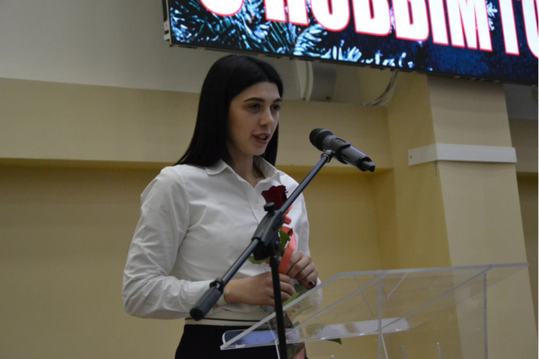 В Брянске тренеру по боксу Дворца единоборств вручили ключи от квартиры