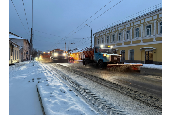 В Брянске с последствиями снегопада борются 44 единицы дорожной техники