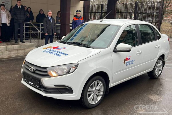 В Брянске герою СВО Сергею Артюхову передали автомобиль