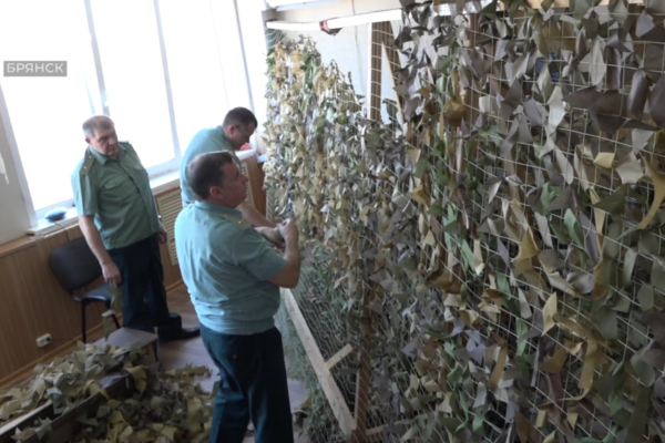 Брянские таможенники обеспечивают участников СВО маскировочными сетями