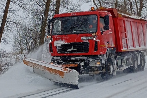 В Брянской области круглосуточно очищают дороги от снега