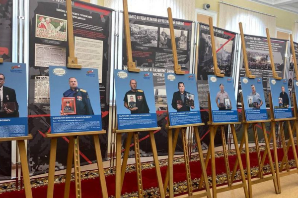 В Брянской областной Думе открылась выставка «Отец Героя»