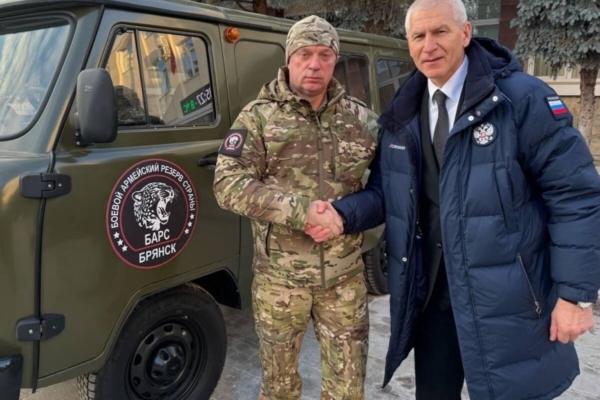 Депутат Госдумы Матыцин подарил бойцам «БАРС-Брянск» новенький автомобиль