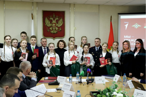 В Брянске активистам «Движения Первых» торжественно вручили паспорта