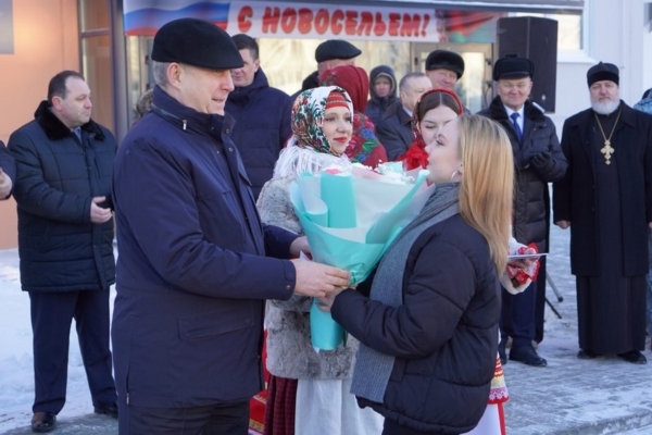 Брянским детям-сиротам вручили ключи от квартир