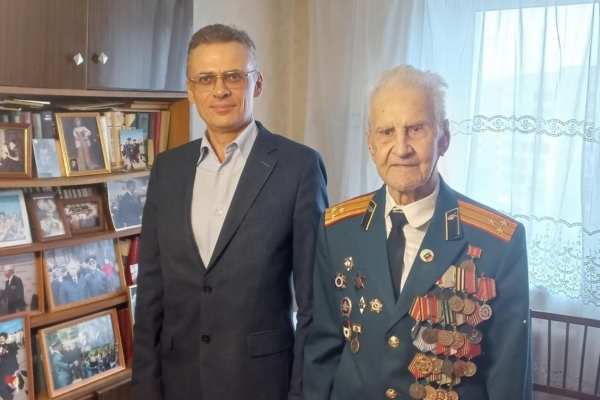 В Брянске поздравили ветерана Бориса Шапошникова