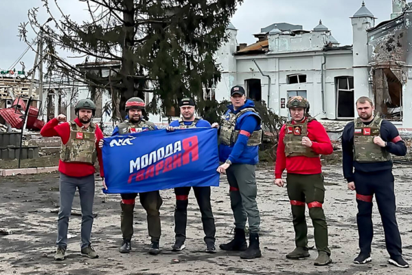 Брянский волонтёр водрузил Знамя Победы в освобождённой Судже