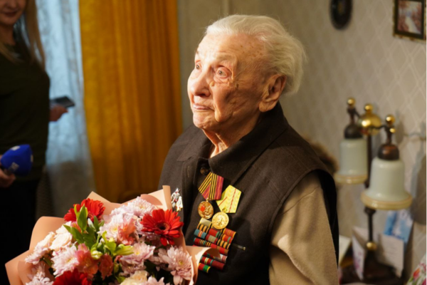 Александр Богомаз вручил медаль «80 лет Победы» ветерану Нине Евсеевой