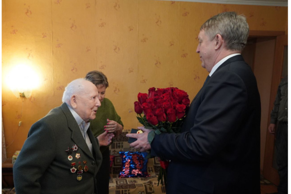 Глава Брянщины вручил ветерану войны Александру Мельникову медаль «80 лет Победы»