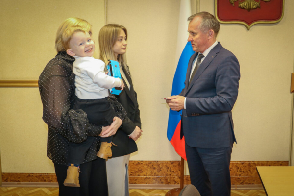 Александр Макаров вручил орден Мужества семье ефрейтора Сергея Скиданова