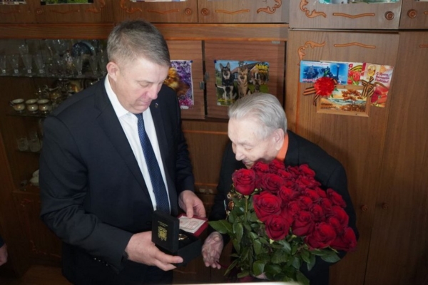 Губернатор Александр Богомаз вручил ветерану Михаилу Заболотскому медаль в честь 80-летия Победы