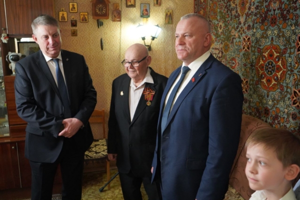 Брянский Губернатор вручил памятную медаль ветерану ВОВ Николаю Васильевичу Кирюхину