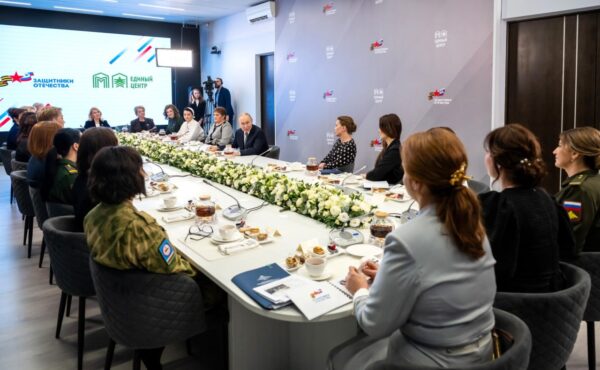 Владимир Путин поздравил с 8 марта сотрудниц и подопечных фонда «Защитники Отечества»