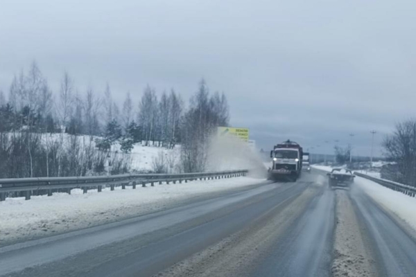 В Брянской области продолжается очистка и обработка дорог