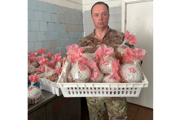 Командир батальона «БАРС-Брянск» Сергей Антошин передал пасхальные куличи бойцам отряда